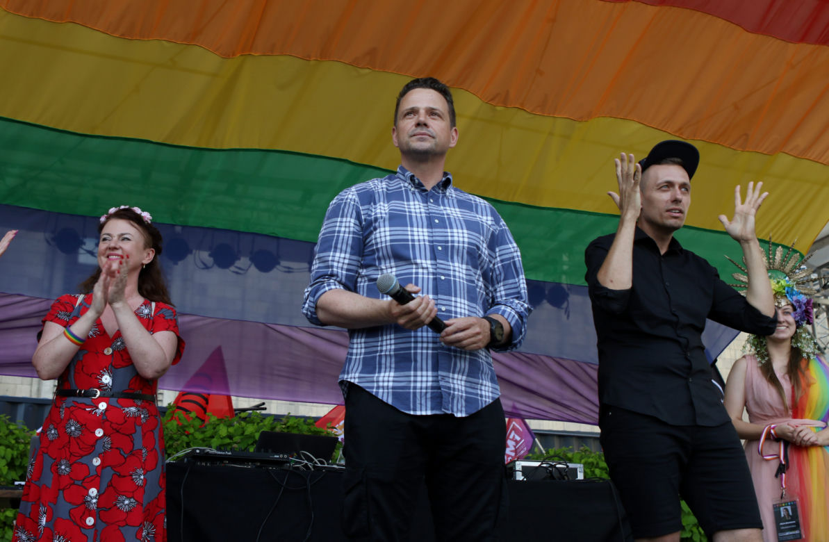 Rafał Trzaskowski i Aldona Machnowska-Góra na scenie przed otwarciem Parady Równości 2021 w Warszawie