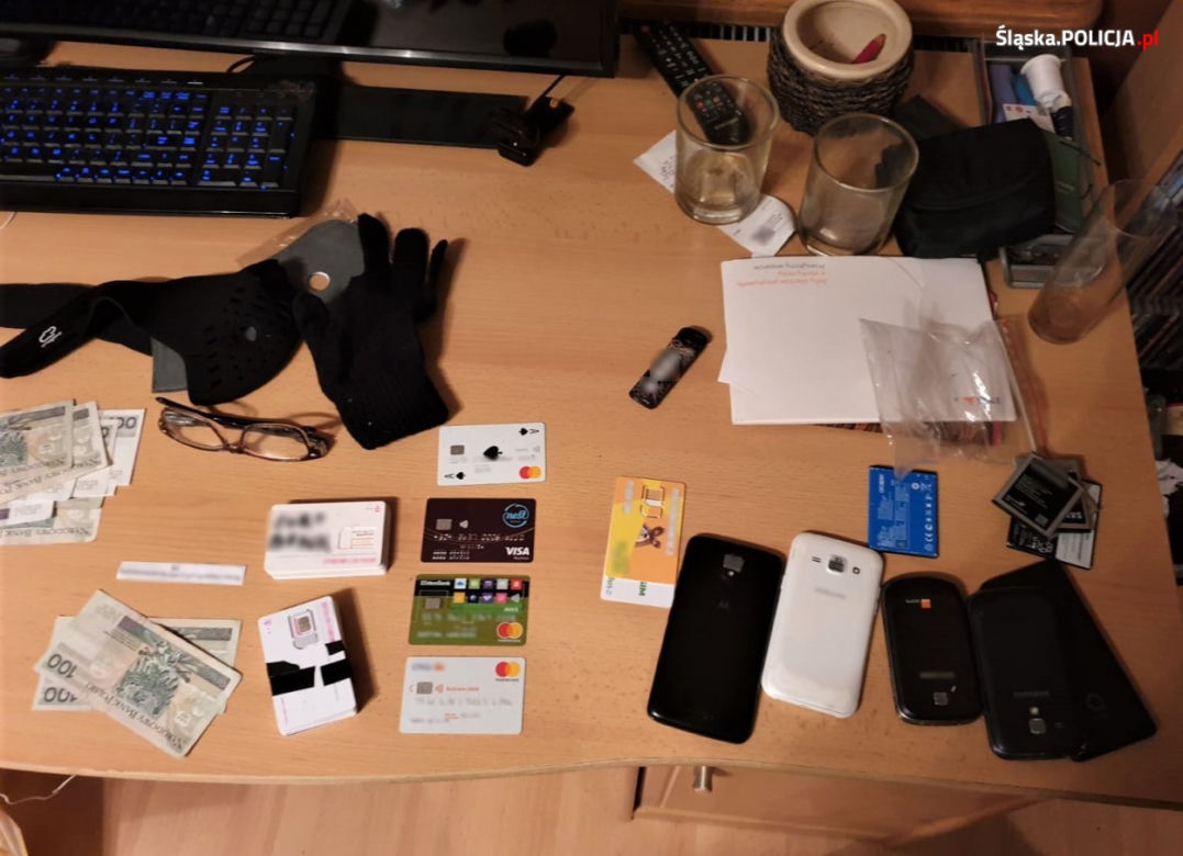 Rozbili gang cyberprzestępców. Oszukiwali ludzi w całej Polsce.