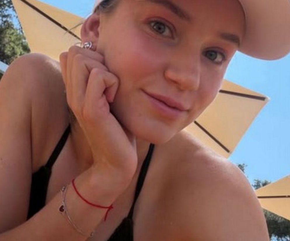 Uśmiechnięta Jelena Rybakina w czapce z daszkiem wypoczywa na słońcu. O wakacjach tenisistki przeczytasz na SE.