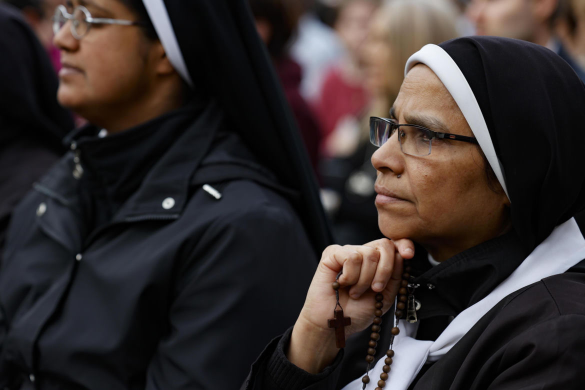Wierni na Placu św. Piotra modlili się w intencji papieża Franciszka