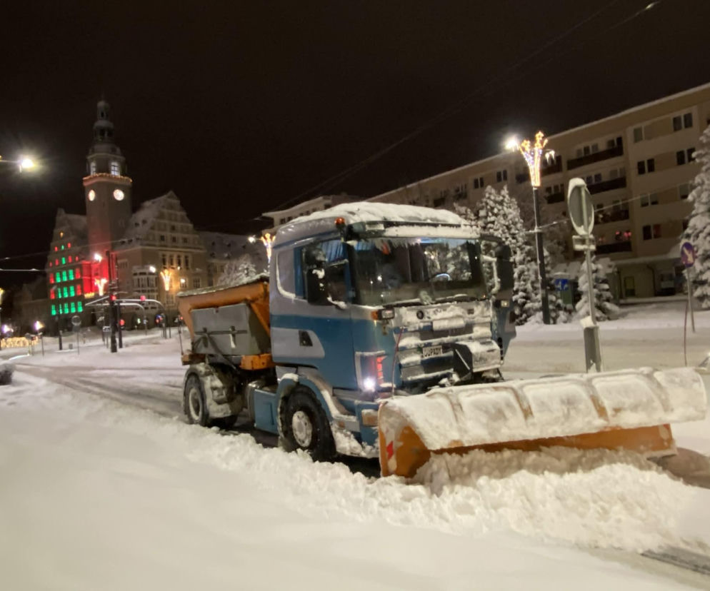 Polska sparaliżowana przez śnieg! Zamknięte drogi wojewódzkie, utrudnienia na S7 i kolei