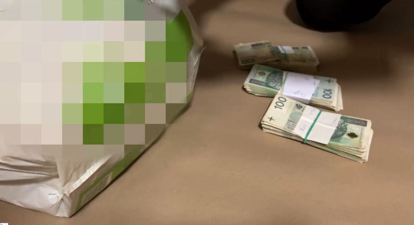Warszawa. Senior z Mokotowa chciał pomóc "policjantom". Wyniósł przed blok 650 tysięcy złotych w reklamówce  