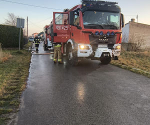 Pożar domu w Wielkiej Wsi. Jedna osoba poszkodowana, gmina organizuje pomoc przed świetami