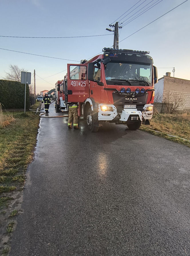 Pożar domu w Wielkiej Wsi. Jedna osoba poszkodowana, gmina organizuje pomoc przed świetami