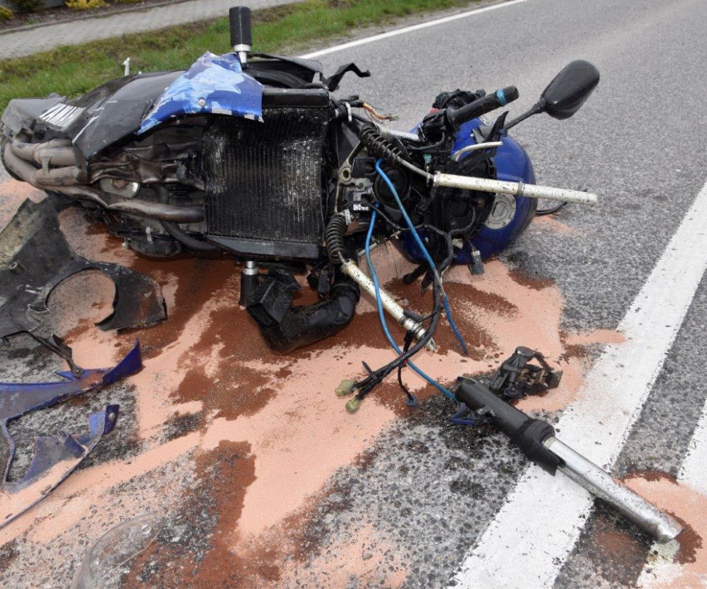 Gromnik. 23-letni motocyklista UDERZYŁ w bariery energochłonne. Wylądował kilkadziesiąt metrów od maszyny