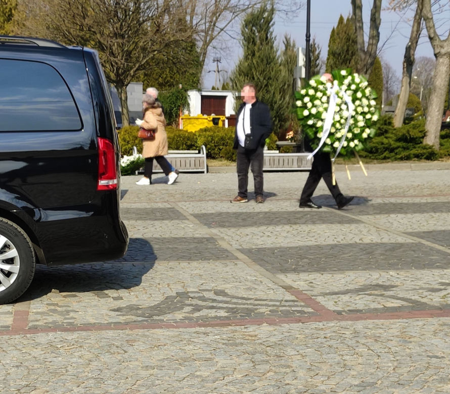 Pogrzeb zamordowanych chłopców w Płocku. Matka rozpacza nad urnami synków 