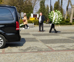 Pogrzeb zamordowanych chłopców w Płocku. Matka rozpacza nad urnami synków 