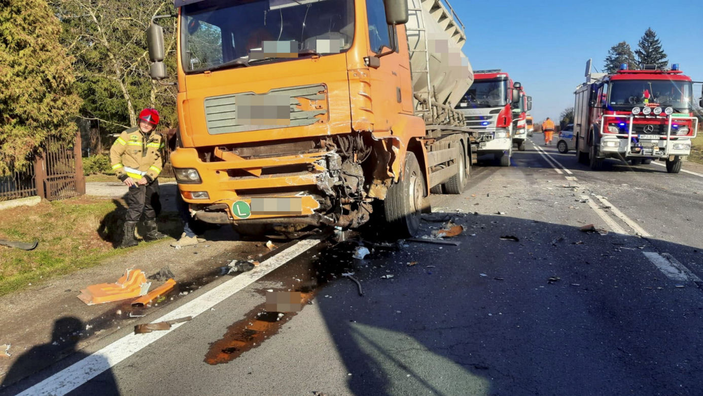 Makabryczny wypadek w Coniewie. Czołowo zderzyła się osobówka z ciężarówką. Nie żyje jedna osoba