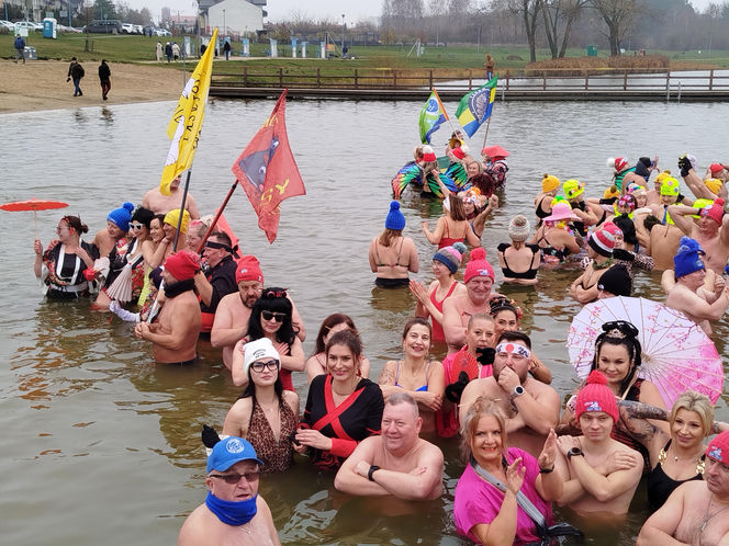 Mazowieckie Morsy otworzyły sezon morsowania 2025/2026 nad zalewem w Siedlcach