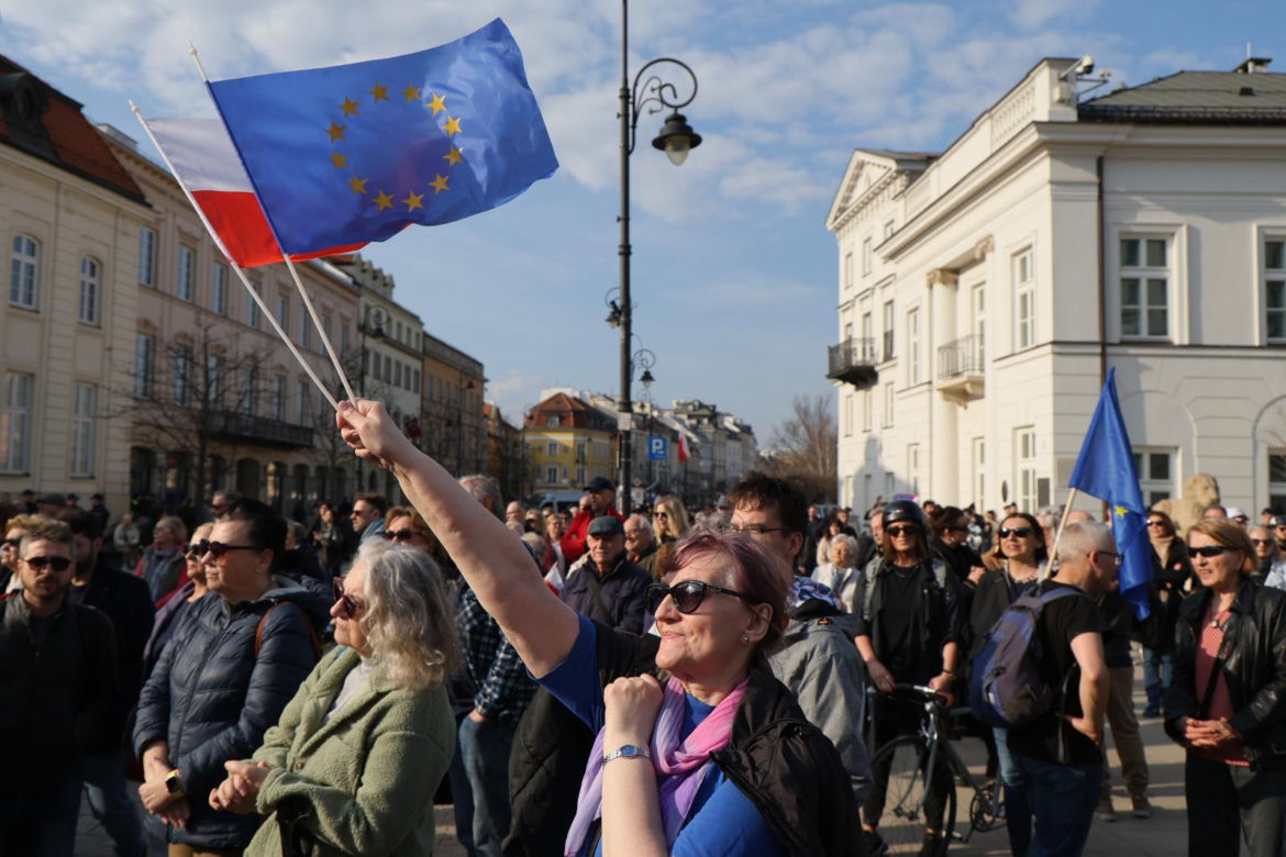 „Śmierdzi to ruską skarpetą!” Gorąco w Warszawie! Wielki protest na Krakowskim Przedmieściu
