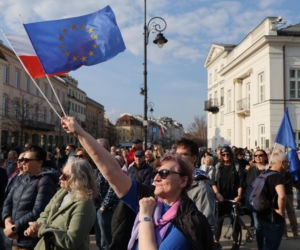 „Śmierdzi to ruską skarpetą!” Gorąco w Warszawie! Wielki protest na Krakowskim Przedmieściu