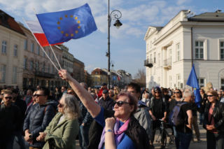 „Śmierdzi to ruską skarpetą!” Gorąco w Warszawie! Wielki protest na Krakowskim Przedmieściu