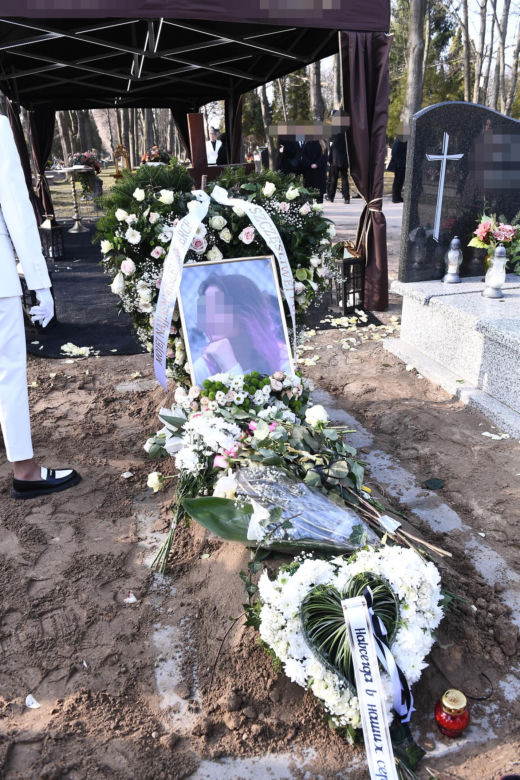 Przejmujący widok na grobie Lizy. To miejsce wyróżnia się na cmentarzu