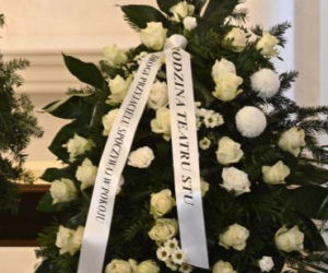 Wieńce na pogrzebie Edwarda Linde-Lubaszenki. Żałobnicy pożegnali artystę pięknymi kwiatami