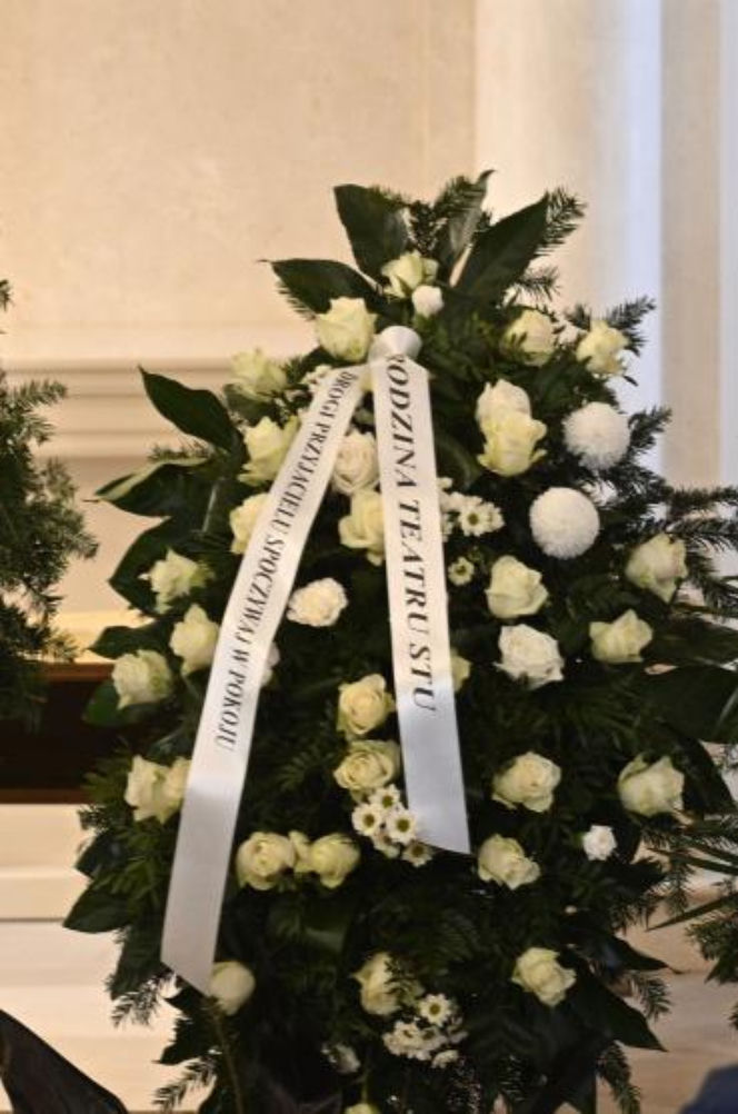Wieńce na pogrzebie Edwarda Linde-Lubaszenki. Żałobnicy pożegnali artystę pięknymi kwiatami
