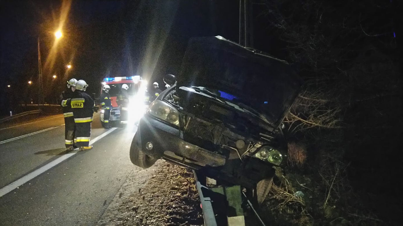 Poświętne. Wypadek na DK8. Van wjechał na barierkę. Nikomu nic się nie stało.