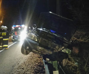 Poświętne. Wypadek na DK8. Van wjechał na barierkę. Nikomu nic się nie stało.