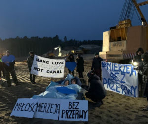 Nietypowa akcja w Walentynki. Blokowali budowę leżąc nago w łóżku