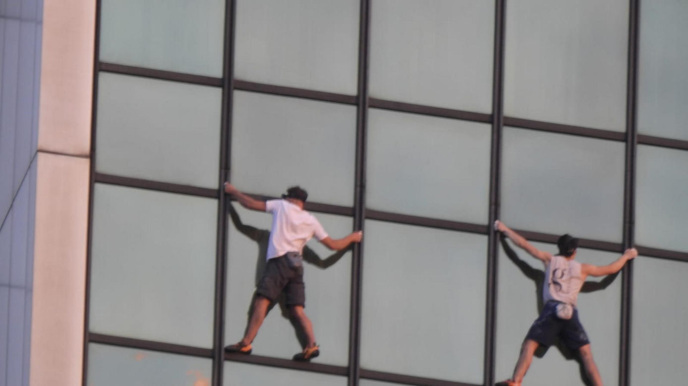 Dwóch mężczyzn weszło na hotel Marriott w Warszawie. Zrobili to bez zabezpieczeń