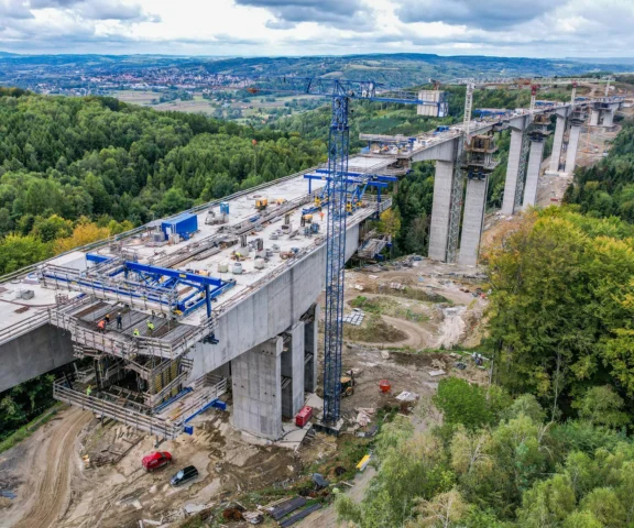 Budują estakadę wysoką jak wieżowiec. Pobiegnie nią strategiczna ekspresówka