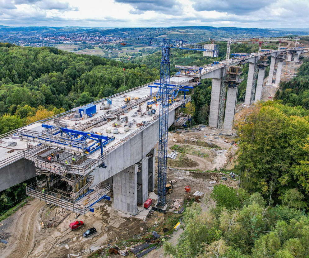 Budowa wysokiej estakady S19 na Podkarpaciu z dźwigami i potężnymi filarami. O inwestycji przeczytasz w Architektura.