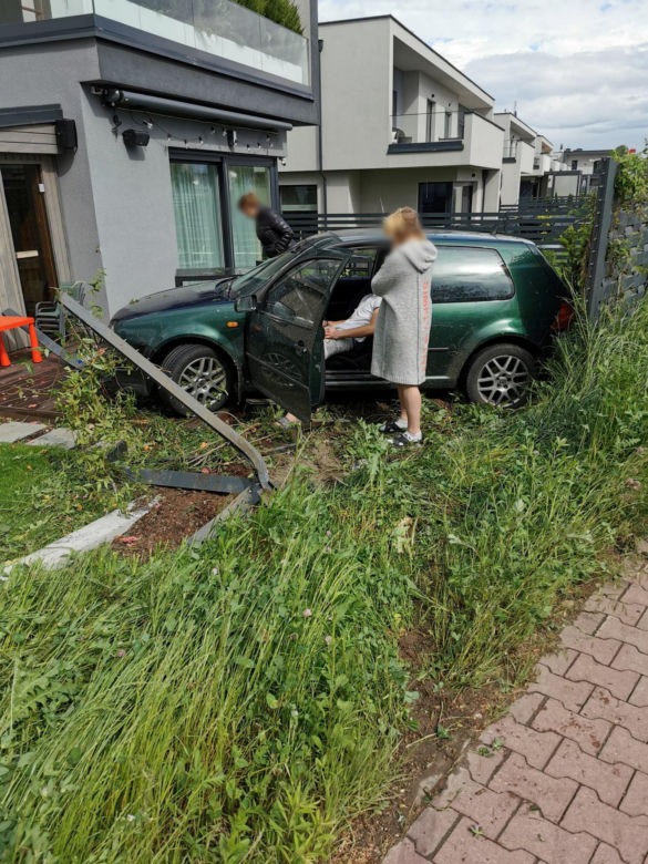 Szaleniec wjechał do ogródka. Rodzinę przed śmiercią uratowała pogoda