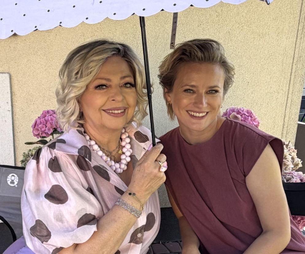 Uśmiechnięte Marta Chodorowska i Violetta Arlak na planie serialu Ranczo. O powrocie bohaterek przeczytasz w Eska.