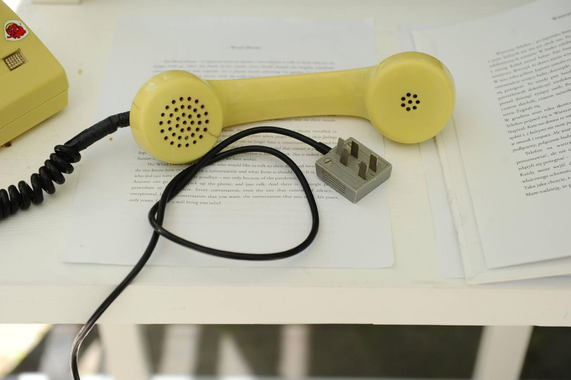 Tutaj porozmawiasz ze zmarłą osobą. Wyjątkowa budka telefoniczna w Warszawie