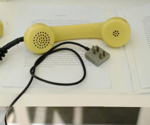 Tutaj porozmawiasz ze zmarłą osobą. Wyjątkowa budka telefoniczna w Warszawie