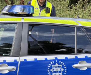 Kompletnie pijany kierowca Jagura gruchnął w Audi i rozbił się na drzewie. Jedna osoba w szpitalu