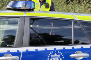 Kompletnie pijany kierowca Jagura gruchnął w Audi i rozbił się na drzewie. Jedna osoba w szpitalu