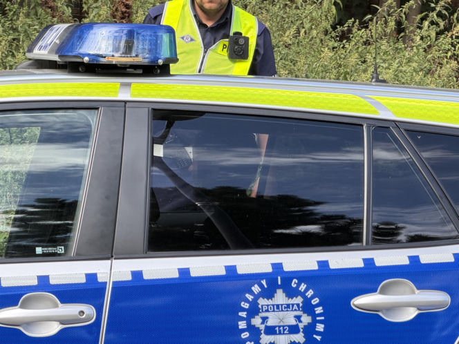Kompletnie pijany kierowca Jagura gruchnął w Audi i rozbił się na drzewie. Jedna osoba w szpitalu