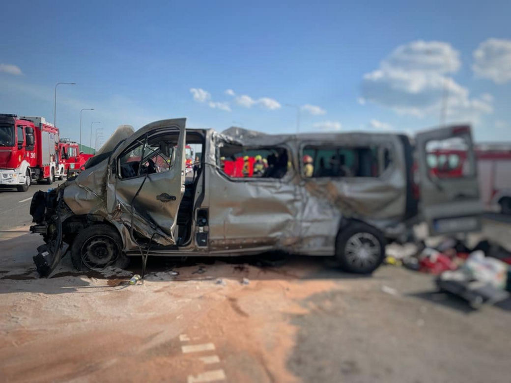 Śmiertelny wypadek na A1 pod Częstochową! Nie żyją dwie osoby, które wypadły z busa