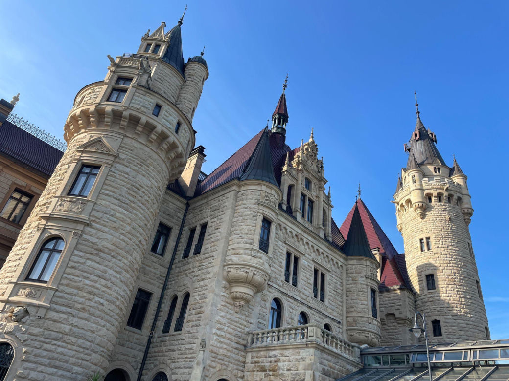 Harry Potter. Szkoła magii zawitała do polskiego zamku! Na zwiedzających czekały postacie z książek i liczne artrakcje [ZDJĘCIA]