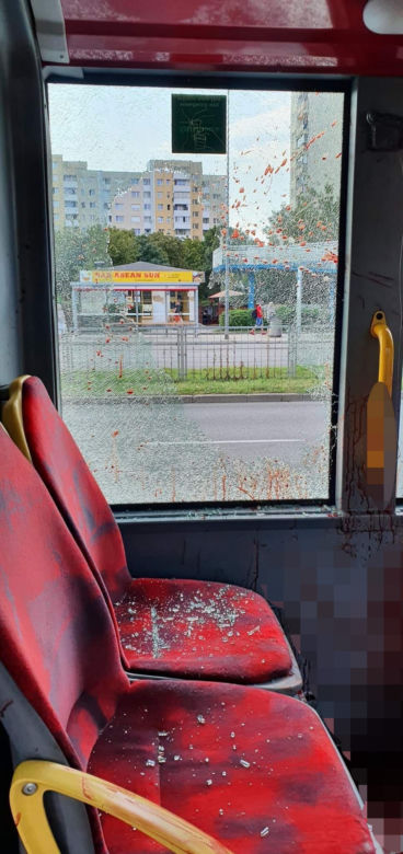 Krwawa rzeźnia w miejskim autobusie na warszawskim Targówku. 18-latka wpadła w dziki szał