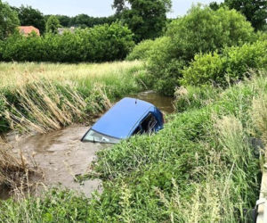 Wypadek w powiecie strzelińskim: Volkswagen wypadł z drogi i wpadł do rzeki