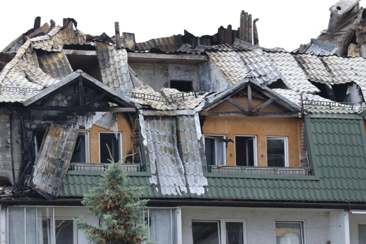 Blok przy ul. Powstańców w Ząbkach po pożarze