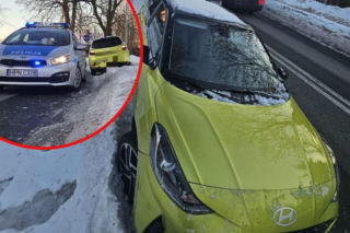 Wjechała w zaspę śniegu i znak drogowy na Pomorzu. To nie przez trudne warunki pogodowe!