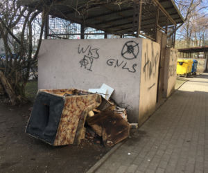 Przy śmietnikach we Wrocławiu łatwo znaleźć stare meble