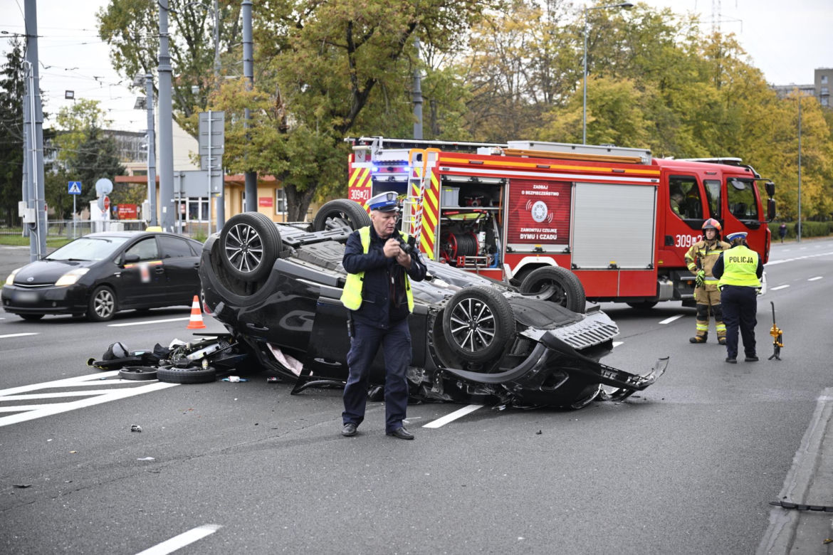 Dachowanie w Warszawie! Wcześniej na tej ulicy doszło do śmiertelnej masakry
