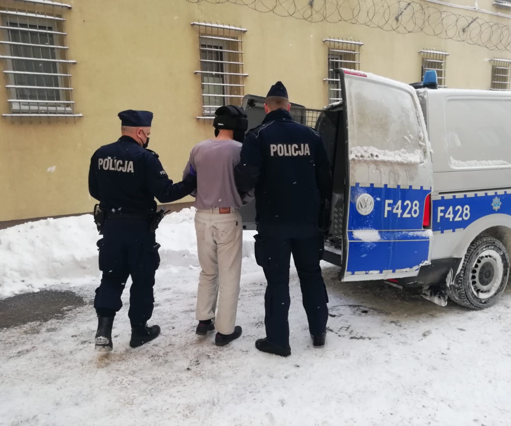 Z zimną krwią zabił swojego kolegę. Nożem dźgał ofiarę w klatkę piersiową i szyję. Zadał mu 16 ciosów nożem