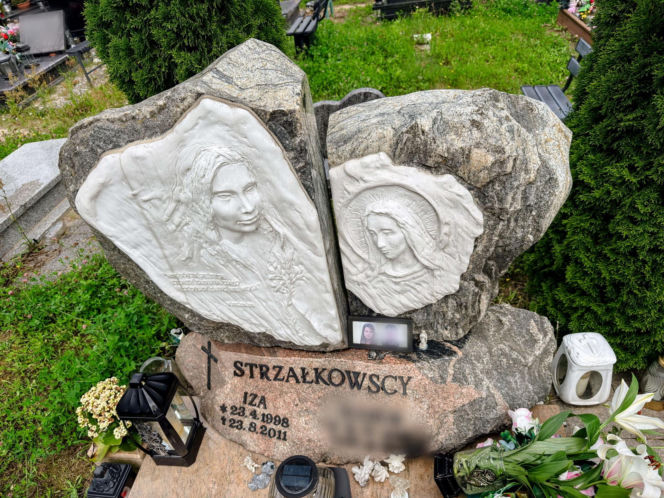 Mama 13-letniej Izy spoczęła obok swojej córki. Nigdy nie doczekała zatrzymania jej zabójcy