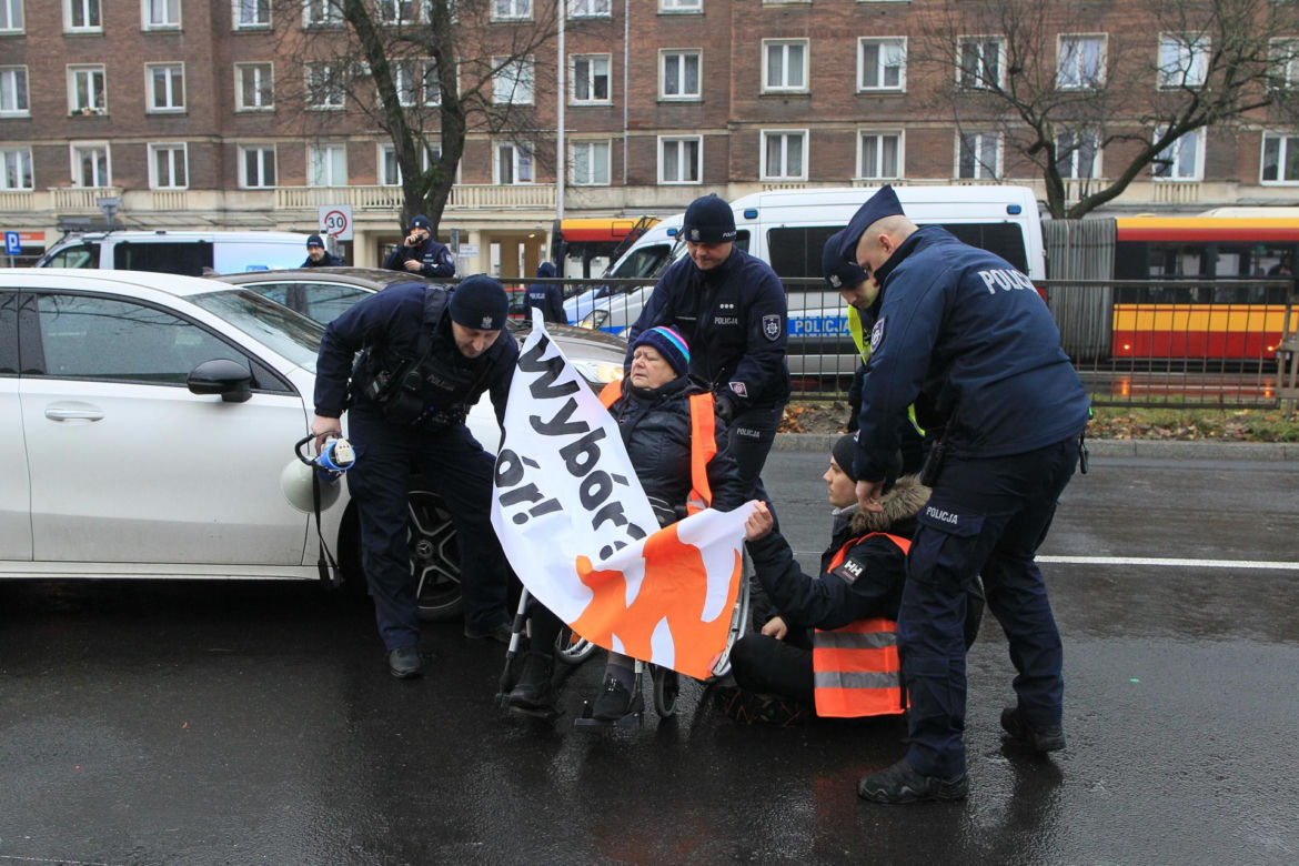 Ostatnie Pokolenie zablokowało Wisłostradę. Furia kierowców. Matka chorego dziecka błagała o przejazd