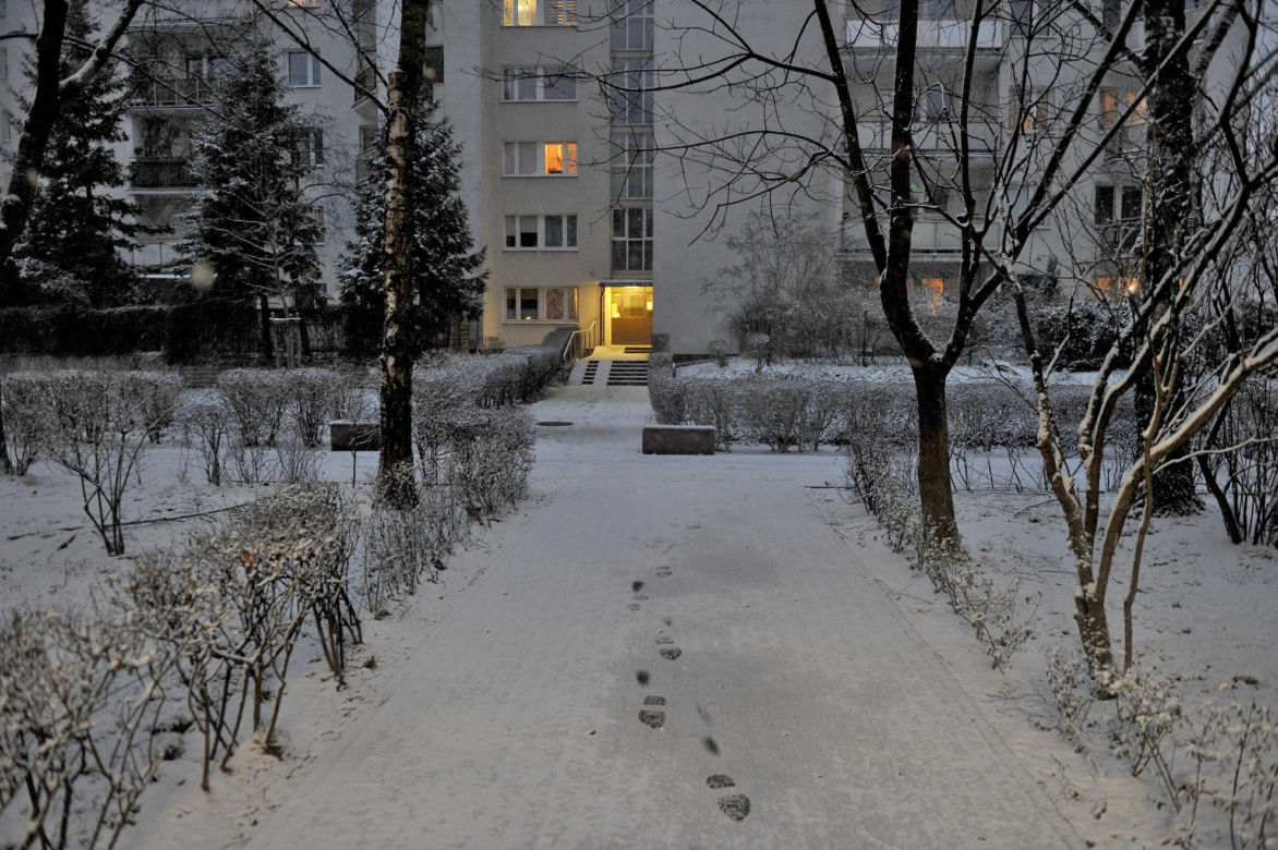 Totalny atak zimy nadciąga do Warszawy. Nawet 15 cm śniegu i silne wichury. Przeszywające zimno