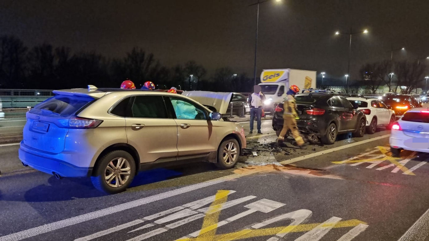 Wypadek na moście Łazienkowskim. Cztery rozbite auta, dwie osoby ranne