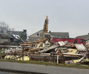Rozbiórka domu Wesołowskich z Wyryków. Coś się w końcu ruszyło. Taki prezent na święta.