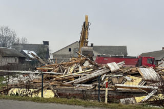 Rozbiórka domu Wesołowskich z Wyryków. Coś się w końcu ruszyło. Taki prezent na święta.