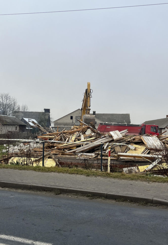 Rozbiórka domu Wesołowskich z Wyryków. "Coś się w końcu ruszyło. Taki prezent na święta".