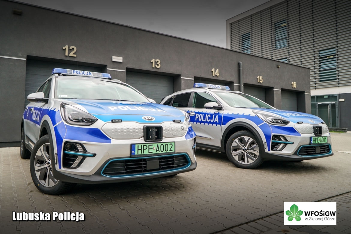 Nowe policyjne radiowozy z hasłem "Pomagamy i chronimy” na masce