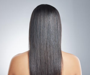 Glass hair bez wizyty u fryzjera. 3 kroki do efektu tafli na włosach